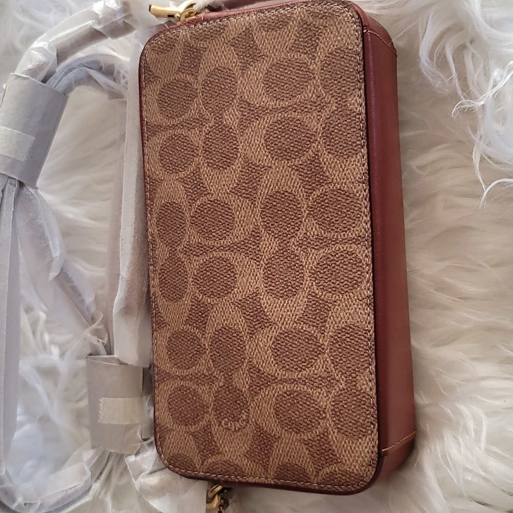 NEW Coach - Picture 2 of 4